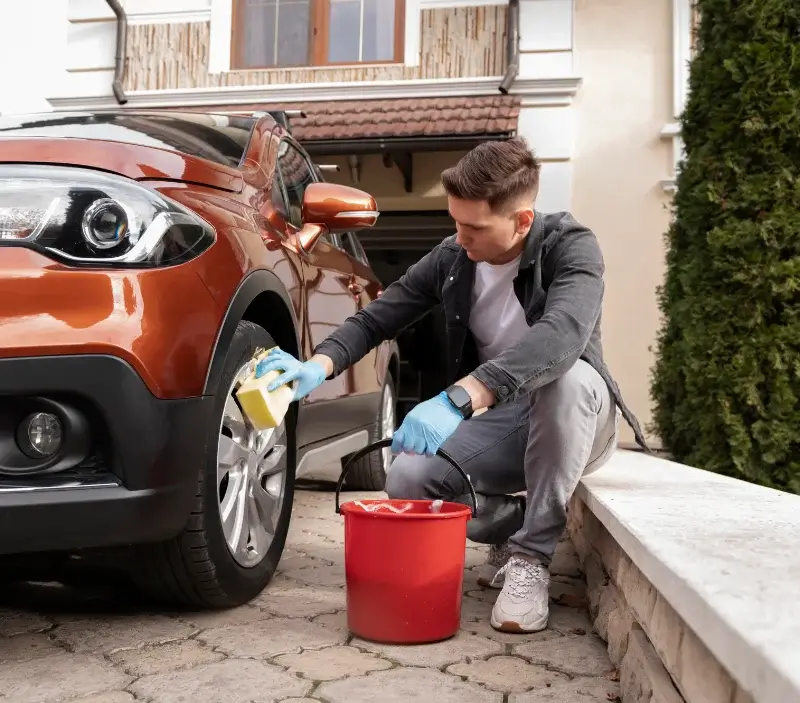 Lavage auto à domicile Le Tallud : professionnel intervenant sur un véhicule